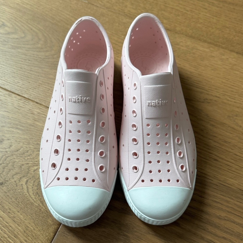 Native Jefferson Lightweight Shoes - Size J3 - Milk Pink & White - Like New